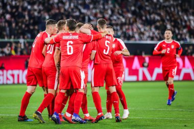 Wolfsburg, Almanya, 20 Mart 2019: Almanya Wolfsburg 'da Sırbistan' a karşı oynadığı uluslararası futbol maçında Sırp milli takımı golü kutluyor