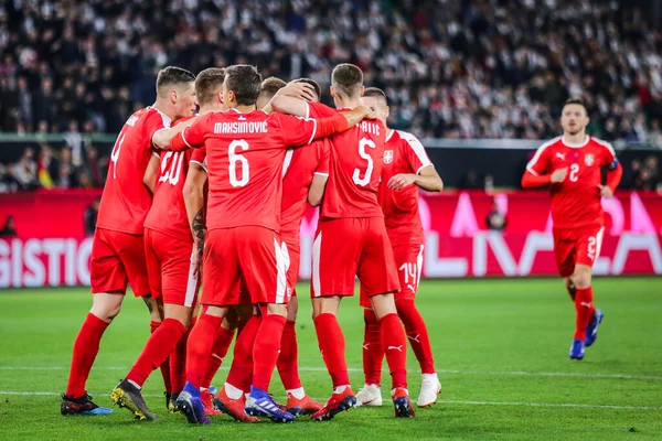 Wolfsburg, Almanya, 20 Mart 2019: Almanya Wolfsburg 'da Sırbistan' a karşı oynadığı uluslararası futbol maçında Sırp milli takımı golü kutluyor