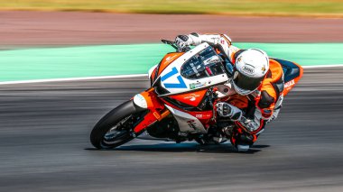Oschersleben, Almanya, 07 Haziran 2019: Pearle Gebben Racing tarafından sürülen Yamaha YZF-R3 Motorsport Arena 'da FIM Endurance World Championship