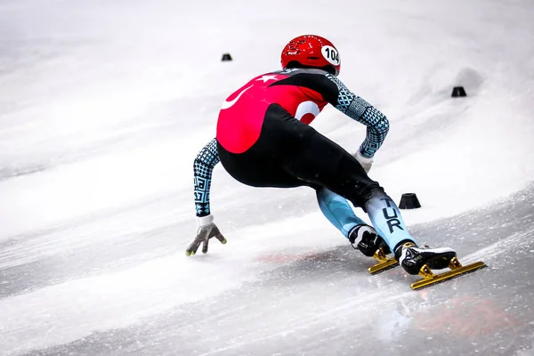 2019年2月1日 德国德累斯顿 土耳其的Davut Tahtaci参加在德累斯顿的Energieverbund竞技场举行的Isu短道速滑世界锦标赛 — 图库照片