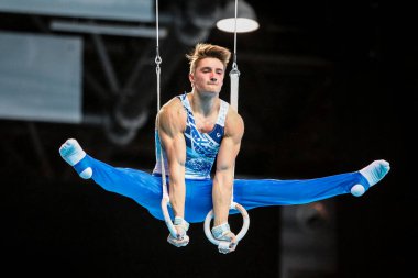 Szczecin, Polonya, 10 Nisan 2019: Olimpiyat sporcusu Mikkola Eeli, Avrupa jimnastik şampiyonası sırasında halkalarda mücadele etmektedir.