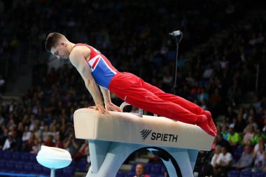 Szczecin, Polonya, 13 Nisan 2019: İngiliz jimnastikçi Max Whitlock Netto Arena 'da düzenlenen artistik jimnastik şampiyonası sırasında kulplu atta yarışıyor.
