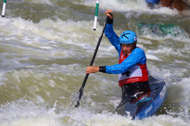 Markkleeberg, Almanya, 06 Nisan 2019: erkek kanocu Lukas Rohan ICF Erkekler Kano Slalom Dünya Kupası sırasında görev başında