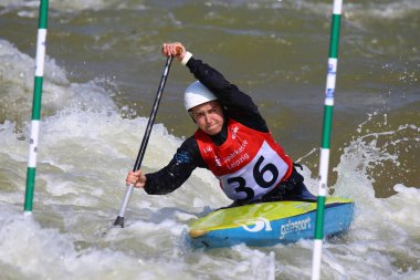 Markkleeberg, Almanya, Nisan 06, 2019: Alman kanocu Sophie Staudt Wome 's Slalom Dünya Kupası' nda yarışıyor