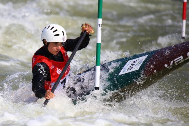 Markkleeberg, Almanya, 07 Nisan 2019: Slovak bayan kanocu Mahuliena Dureciva ICF Wome 'un Kano Slalom Dünya Kupası' nda yarışıyor