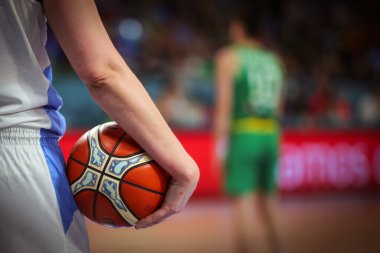 İspanya, Tenerife, 23 Eylül 2018: Arjantinli basketbolcu İspanya 'da düzenlenen FIBA Dünya Basketbol Kupası sırasında topu elinde tutuyor