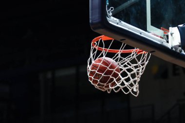 Oldenburg, Almanya, 20 Kasım 2019: Eurocup. Almanya 'daki Kleine EWE Arena' da oynanan Eurocup maçında top potanın içinde..