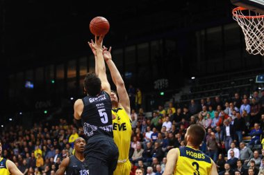 Oldenburg, Almanya, 20 Kasım 2019: Kleine EWE Arena 'da EWE Baskets Oldenburg' a karşı Basket Trento maçında aksiyondaki basketbol oyuncuları.