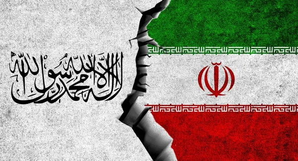伊朗和阿富汗在裂开的墙上挂上国旗 伊朗和塔利班的关系 塔利班和伊朗的旗帜连在一起 — 图库照片