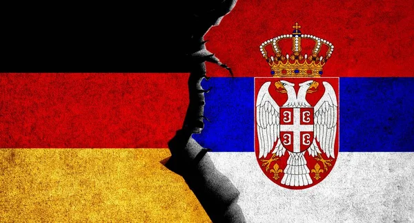 Alemania Serbia Banderas Una Pared Agrietada Relaciones Entre Alemania Serbia — Foto de Stock