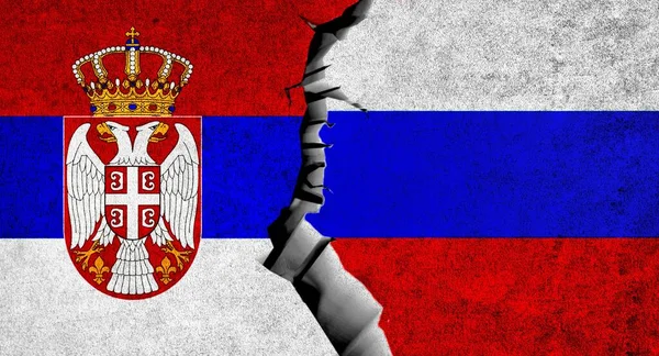러시아와 세르비아는 깃발을 꽂았습니다 러시아와 세르비아 세르비아와 러시아가 국기를 — 스톡 사진