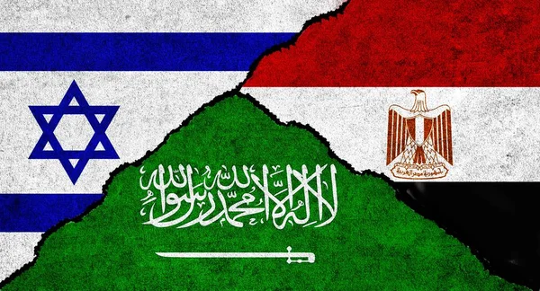 サウジアラビア エジプト イスラエルはテクスチャの背景に一緒にフラグを立てます イスラエル エジプト サウジアラビアの外交関係の概念 — ストック写真
