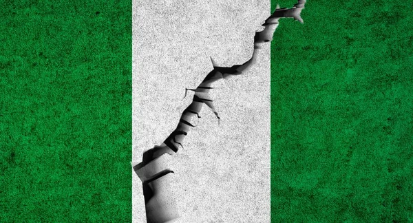 Nigeria Vlag Gebarsten Muur Achtergrond Nigeria Politieke Verdeeldheid Crisis Conflictconcept — Stockfoto