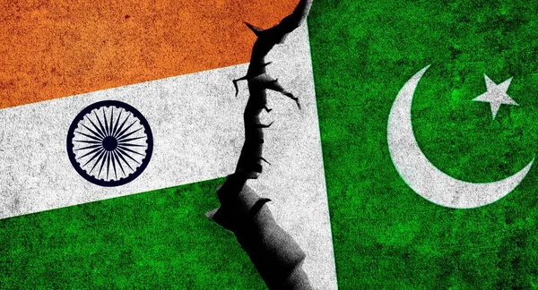 Hindistan ve Pakistan bayrağı çatlaklarla dolu duvarda. Pakistan ve Hindistan ilişkileri