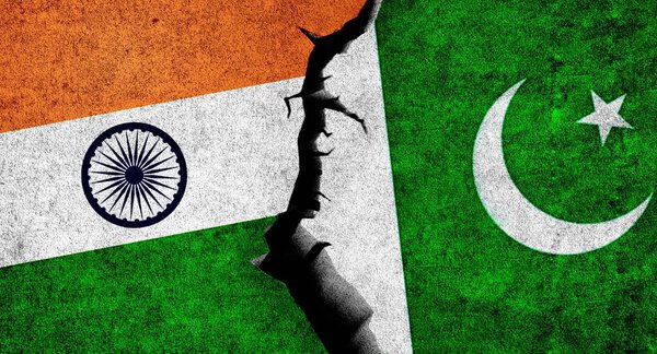 Флаг Индии и Пакистана на стене с трещиной. Пакистанско-индийские отношения