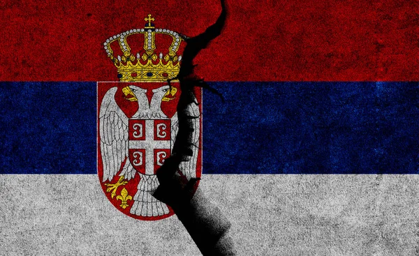 Bandeira Sérvia Fundo Parede Rachado Política Comunitária Política Comunitária Relatório — Fotografia de Stock