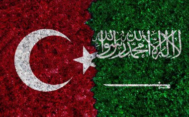 Türkiye ve Suudi Arabistan grunge desenli bir duvara bayraklar boyadılar. Türkiye ve Suudi Arabistan çatışması. Türkiye Suudi Arabistan 'a Karşı