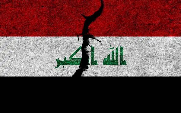 伊拉克国旗在裂开的墙背景上 伊拉克危机 政治分裂 冲突概念 — 图库照片