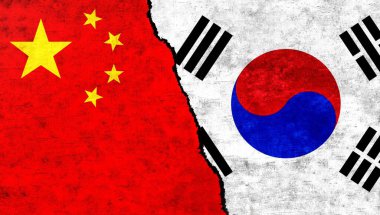 Çin ve Güney Kore bayrağı duvarda birlikte. Güney Kore Çin ilişkileri, ekonomi, arkadaşlık, çatışma, ticaret kavramı. Çin Güney Kore 'ye karşı