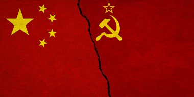 Çin ve Sovyetler Birliği bayrağı dokulu duvarda birlikte. Sovyetler Birliği ile Çin arasındaki ilişkiler
