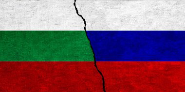 Bulgaristan ve Rusya 'nın bayrakları dokulu duvarda. Bulgaristan ile Rusya arasındaki ilişki