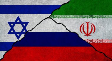 Kırık duvarda İsrail, İran ve Rusya bayrakları var. Rusya, İran ve İsrail arasındaki diplomatik ilişkiler