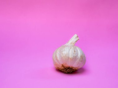 Sarımsak bir kafayı ya da pembe arka planı olan bir düğmeyi kapat.