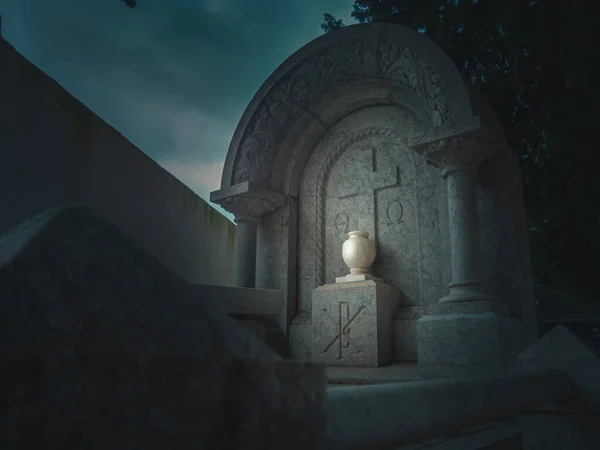 Могила Христианском Кладбище Украшенная Резным Цветочным Оформлением Урной Освещенной Лучом — стоковое фото