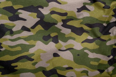 Açık hava kamuflaj örgüsü, askeri branda deseni, kamuflaj kumaşı dokusu, ordu tuvali arka planı.