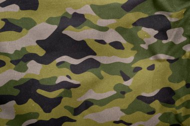 Açık hava kamuflaj örgüsü, askeri branda deseni, kamuflaj kumaşı dokusu, ordu tuvali arka planı.