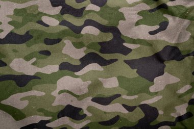 Açık hava kamuflaj örgüsü, askeri branda deseni, kamuflaj kumaşı dokusu, ordu tuvali arka planı.