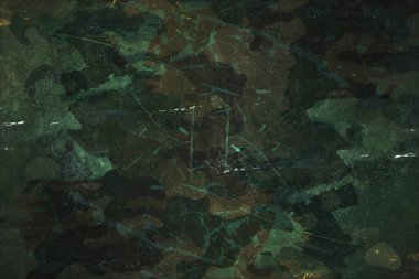 Zırhlı askeri araç yüzeyi, metal kamuflaj dokusu.