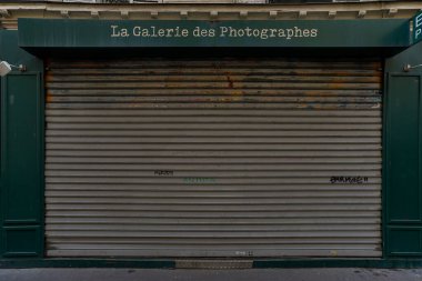 03 / 03 / 2023 - butik Paris tipiği, ancienne devanture trade caise, cephe de magasin, rue europeenne, modele de devanture trade 