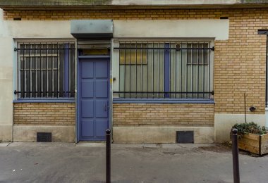 03 / 03 / 2023 - cephe Parisienne typique, vitrine de magasin et devanture trade ciale francaise, butik europeenne ancienne