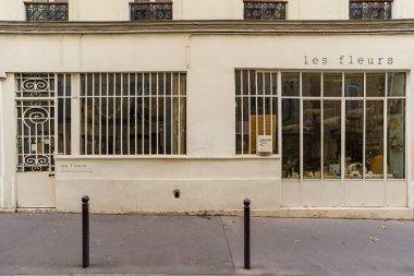 03 / 03 / 2023 - cephe Parisienne typique, vitrine de magasin et devanture trade ciale francaise, butik europeenne ancienne