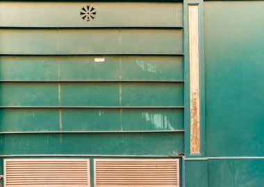 03 / 03 / 2023 - cephe Parisienne typique, vitrine de magasin et devanture trade ciale francaise, butik europeenne ancienne