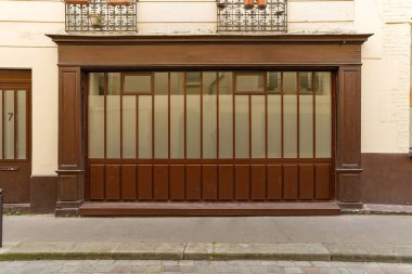 03 / 03 / 2023 - cephe Parisienne typique, vitrine de magasin et devanture trade ciale francaise, butik europeenne ancienne