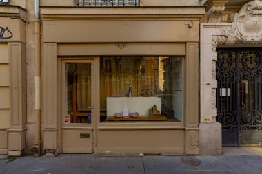 03 / 03 / 2023 - cephe Parisienne typique, vitrine de magasin et devanture trade ciale francaise, butik europeenne ancienne