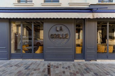 03 / 03 / 2023 - cephe Parisienne typique, vitrine de magasin et devanture trade ciale francaise, butik europeenne ancienne