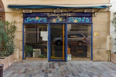 03 / 03 / 2023 - cephe Parisienne typique, vitrine de magasin et devanture trade ciale francaise, butik europeenne ancienne