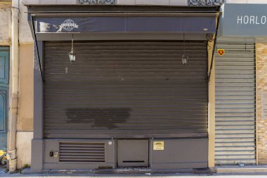 03 / 03 / 2023 - cephe Parisienne typique, vitrine de magasin et devanture trade ciale francaise, butik europeenne ancienne