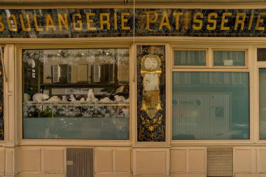 03 / 03 / 2023 - cephe Parisienne typique, vitrine de magasin et devanture trade ciale francaise, butik europeenne ancienne