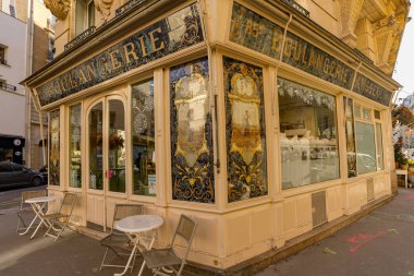 03 / 03 / 2023 - cephe Parisienne typique, vitrine de magasin et devanture trade ciale francaise, butik europeenne ancienne