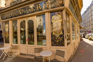 03 / 03 / 2023 - cephe Parisienne typique, vitrine de magasin et devanture trade ciale francaise, butik europeenne ancienne