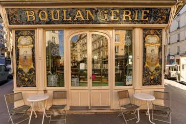 03 / 03 / 2023 - cephe Parisienne typique, vitrine de magasin et devanture trade ciale francaise, butik europeenne ancienne