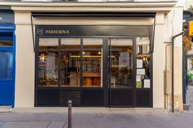 03 / 03 / 2023 - cephe Parisienne typique, vitrine de magasin et devanture trade ciale francaise, butik europeenne ancienne