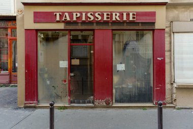 03 / 03 / 2023 - cephe Parisienne typique, vitrine de magasin et devanture trade ciale francaise, butik europeenne ancienne