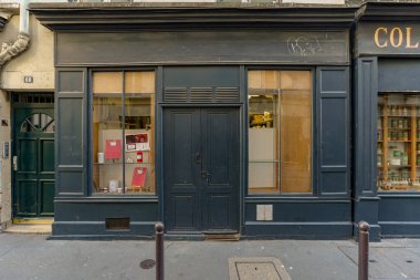 03 / 03 / 2023 - cephe Parisienne typique, vitrine de magasin et devanture trade ciale francaise, butik europeenne ancienne