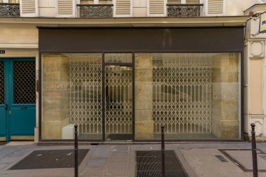03 / 03 / 2023 - cephe Parisienne typique, vitrine de magasin et devanture trade ciale francaise, butik europeenne ancienne