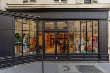 03 / 03 / 2023 - cephe Parisienne typique, vitrine de magasin et devanture trade ciale francaise, butik europeenne ancienne
